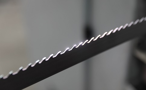 渝北双金属带锯条产生切削噪音的原因具体有哪些？